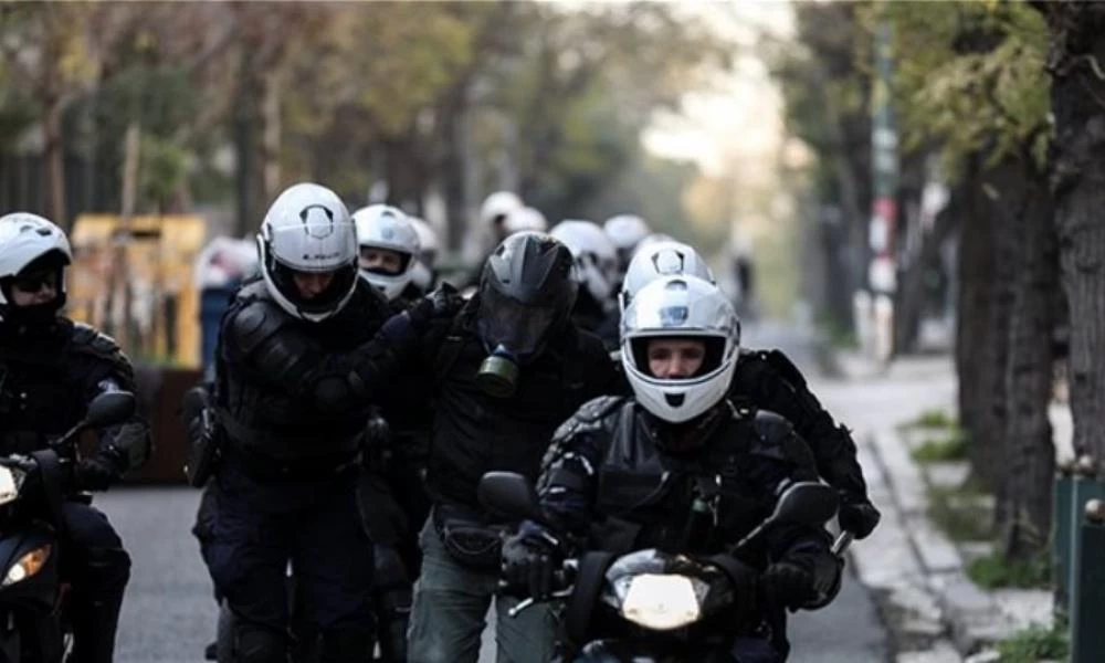 Ειδικοί φρουροί καταγγέλλουν αστυνομικό ότι απέτρεψε σύλληψη κουκουλοφόρου στα επεισόδια της Πέμπτης